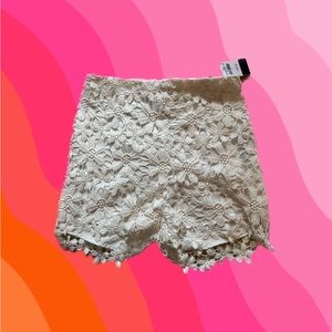 NEW HOLLISTER floral lace high rise short short ☁️🤍